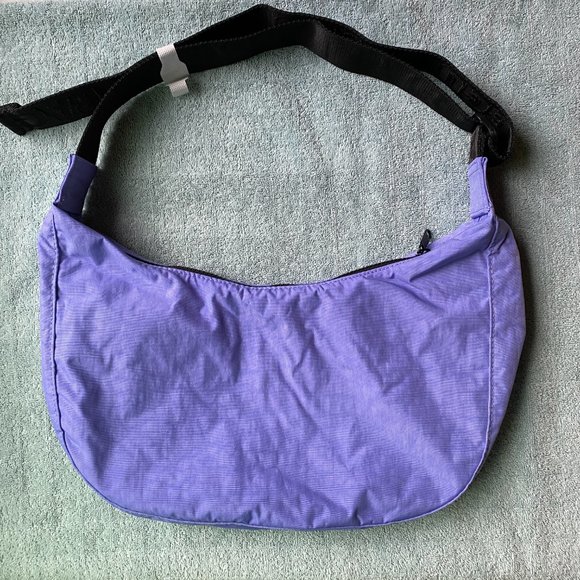 NWT Baggu Medium Crescent Bag - Embroidered Hello Kitty & Apple (Bluebell) - Picture 4 of 9